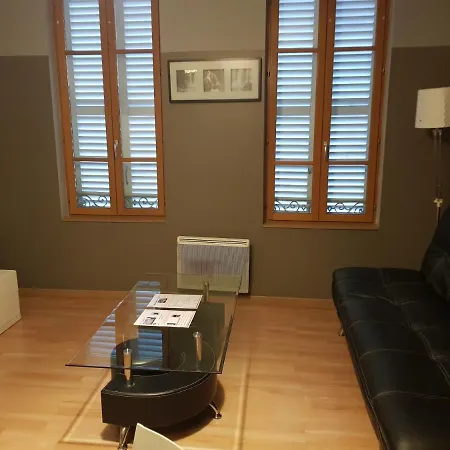 De La Tour Apartment *